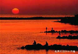 高津川河口で見られる夕日と釣り人
