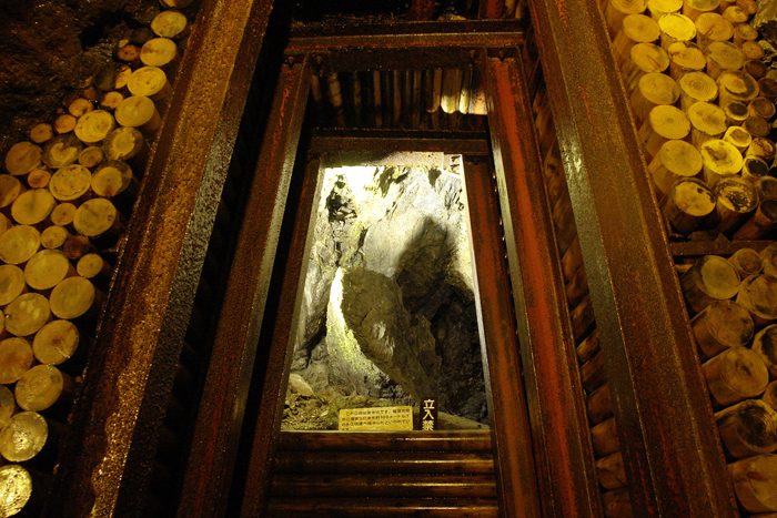 龍源寺間歩の排水溝