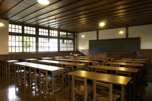 昭和初期の学校を再現した木造の教室
