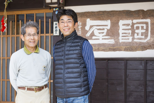 白磁工房の石飛勝久氏と勲氏