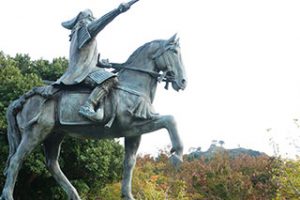 月山富田城と尼子経久像