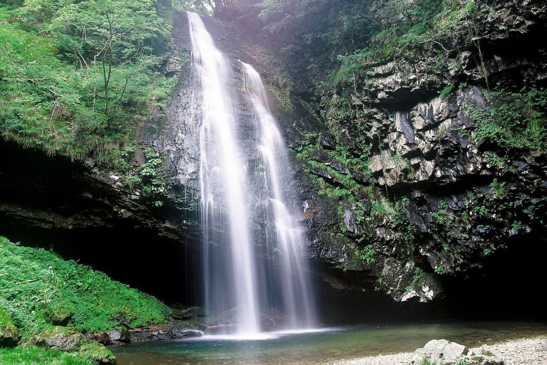 中国地方随一ともいわれる名瀑で、「日本の滝百選」に選定されています。約40mにわたって落下する雄