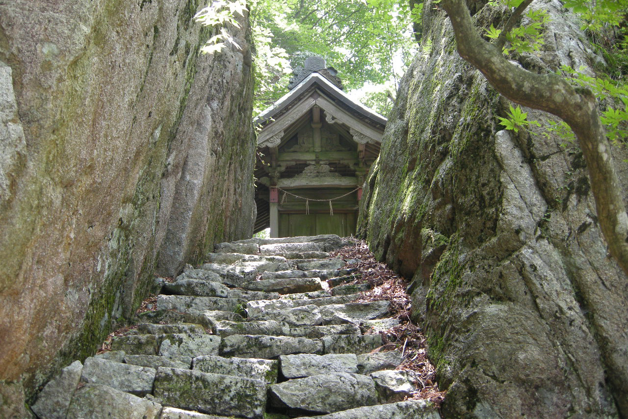 琴弾山神社