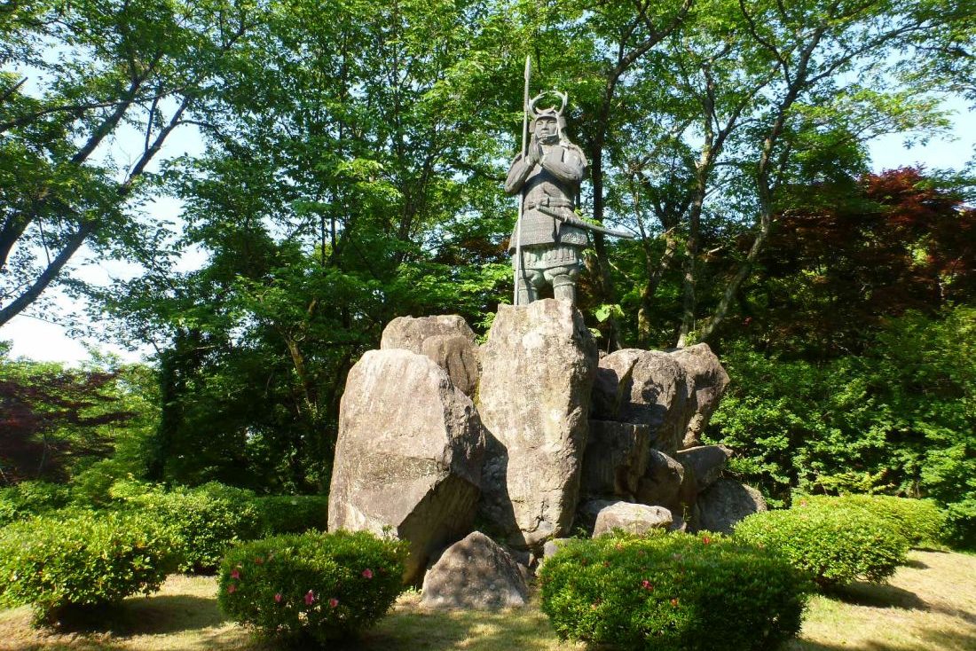 山中鹿介銅像