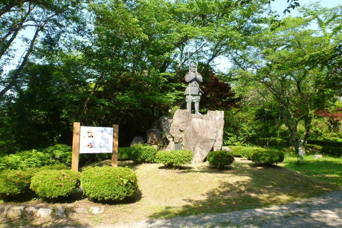 山中鹿介銅像