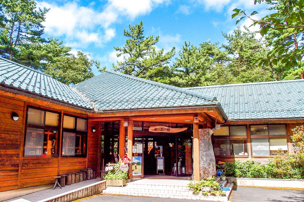 三瓶こもれびの広場　木工館