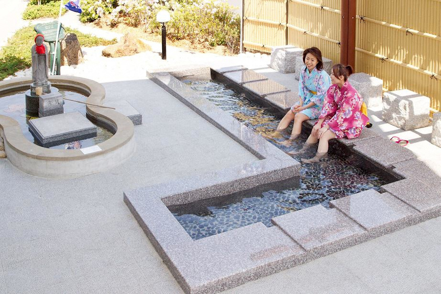 お湯かけ地蔵足湯