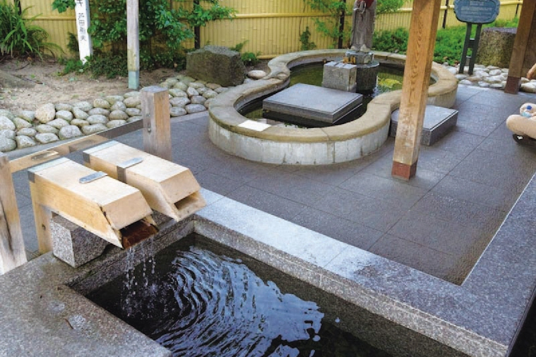 お湯かけ地蔵足湯