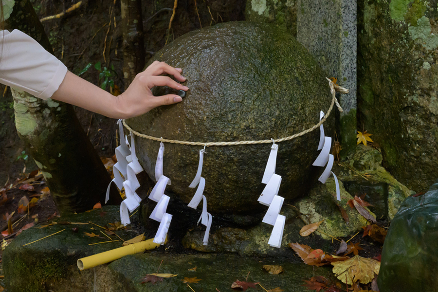 玉作湯神社願い石