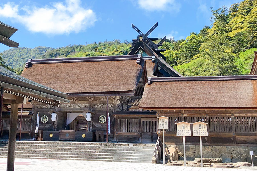 出雲大社御本殿と八足門（やつあしもん）