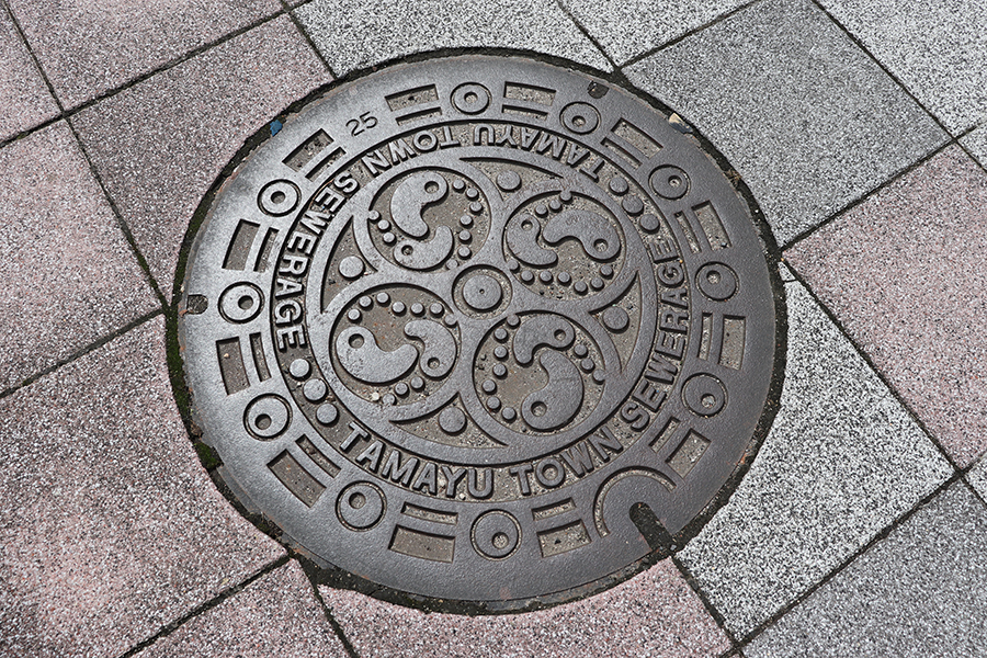 温泉街のマンホール