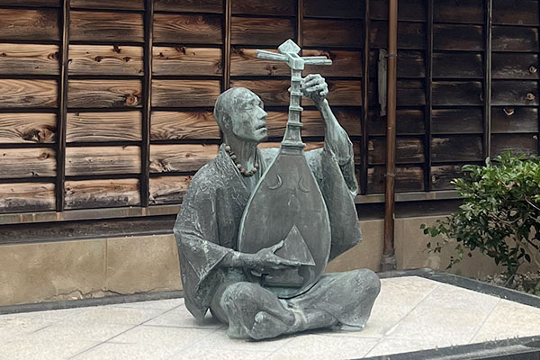 耳なし芳一の像